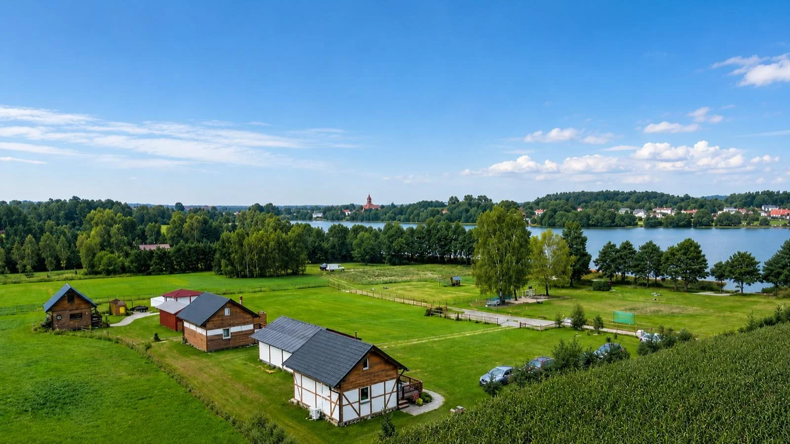 Własna linia brzegowa jeziora Strzepcz latem — pomost i woda, Kaszuby