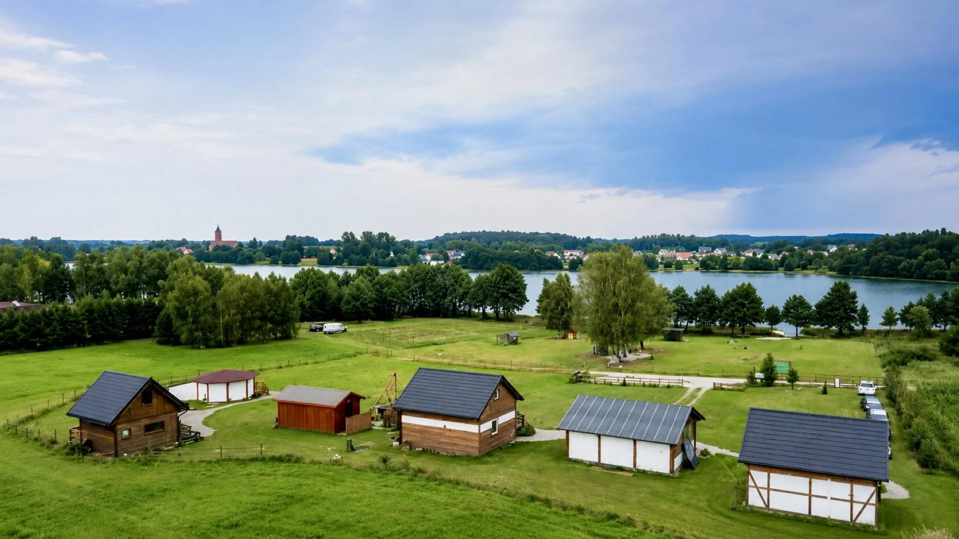Domki Leonówki nad jeziorem Strzepcz z lotu ptaka