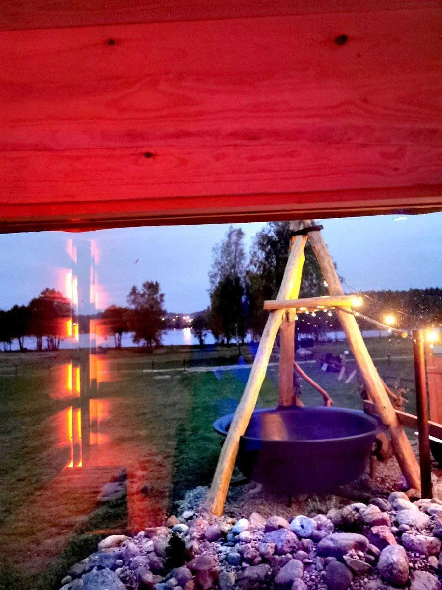 Czarci Kocioł nad jeziorem Strzepcz o zachodzie słońca