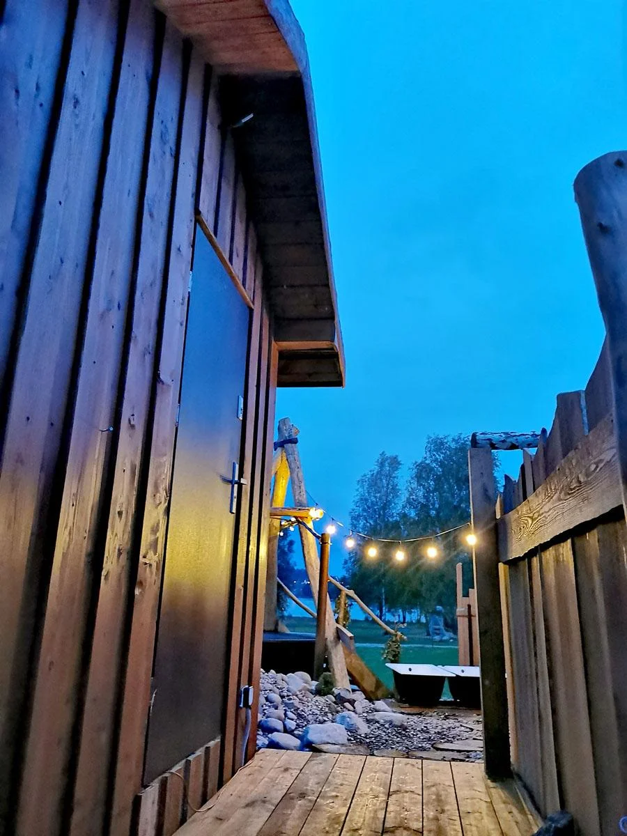 Strefa SPA i Czarci Kocioł o zmierzchu, z lampkami nad jeziorem